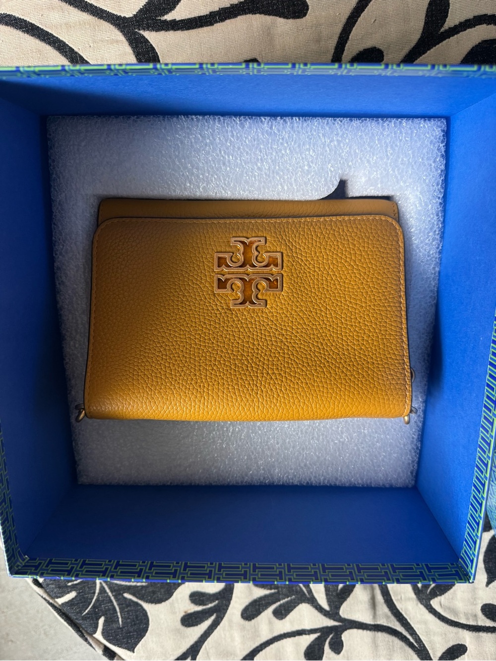 Tory Burch Pebbled Leather Crossbody Bag in Mustard Gold-Tone Logo - Picture 11 of 14